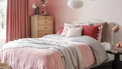 Deko wohnzimmer in braun pink