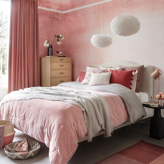 Deko wohnzimmer in braun pink